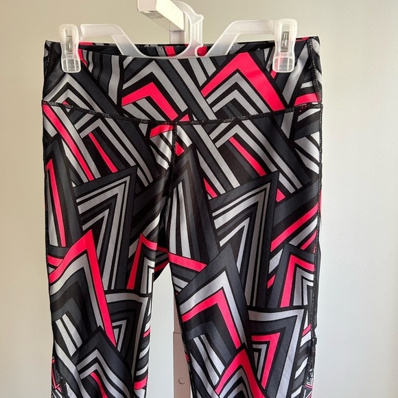 Fabletics Black Pink 3/4 Length Athletic Leggings - Picture 2 of 3